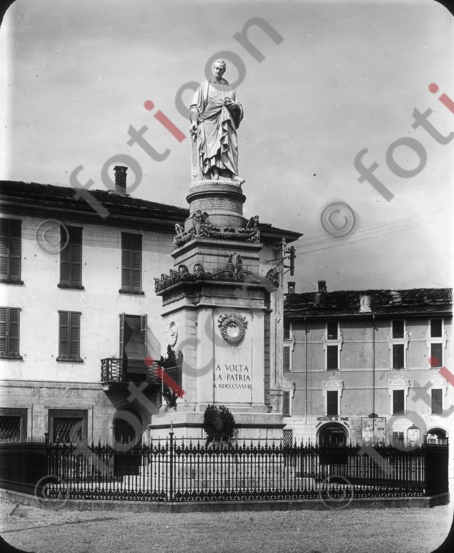 Piazza Volta | Piazza Volta - Foto foticon-simon-176-012-sw.jpg | foticon.de - Bilddatenbank für Motive aus Geschichte und Kultur